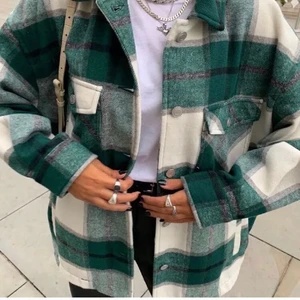 Grön rutig jacka - ✨ Säljer min gröna jacka som är slutsåld!👩🏻‍🎤 den är i väldigt fint skick! Använder den inte längre därav säljer jag den. 