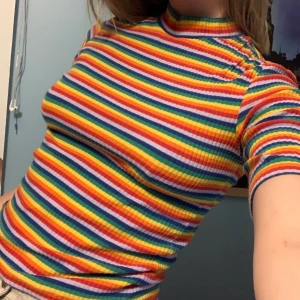 Topp Regnbåge - Randig topp från Monki i regnbågens färger! Använt skick, storlek S. ♥️🌈