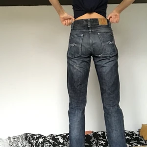 Raka jeans - Fett fina jeans från nudie köpta second hand👍 Säljer pga de är för korta för mig som är 1.75! Skulle säga att de passar 165-170 personer. Tror de är i strl 26 typ men det står ej! Det finns också slitningar som är meningen att de ska vara där och ett litet hål som jag (tror) är meningen ska vara där.
