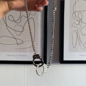 Halsband med handbojor - Asnajs halsband med handbojor, sista bilden är bara inspo på hur man kan matcha det! Inte använt mycket alls, så toppenskick!! Går ett reglera i bak så det blir olika längd. 