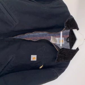Carhartt jacka - Så fin jacka köpt här på Plick men som tyvärr var för liten för mig (184 cm). Skriv privat för fler bilder, frakt tillkommer:)