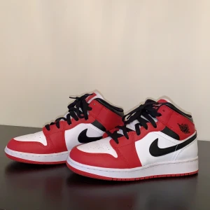 Jordan 1 mid chicago white toe - Säljer mina jordans i storlek 38, pga dom är för små, dom är endast använda två gånger! Kan mötas upp om man bor i stockholm. Köpta för 2000kr
