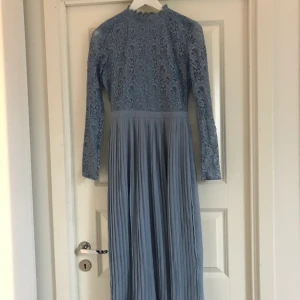 Blå klänning - SÅ FIN klänning! Spets upptill och volang nertill! Använd en gång!