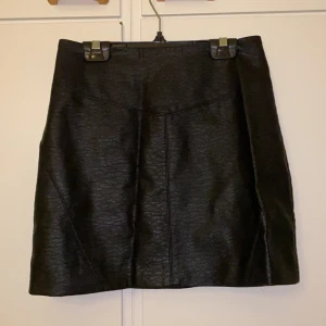 Skinnkjol  - Svart skinnkjol ifrån hm. Aldrig änvänd men har tagit bort prislapparna. För stor för mig i midjan. 