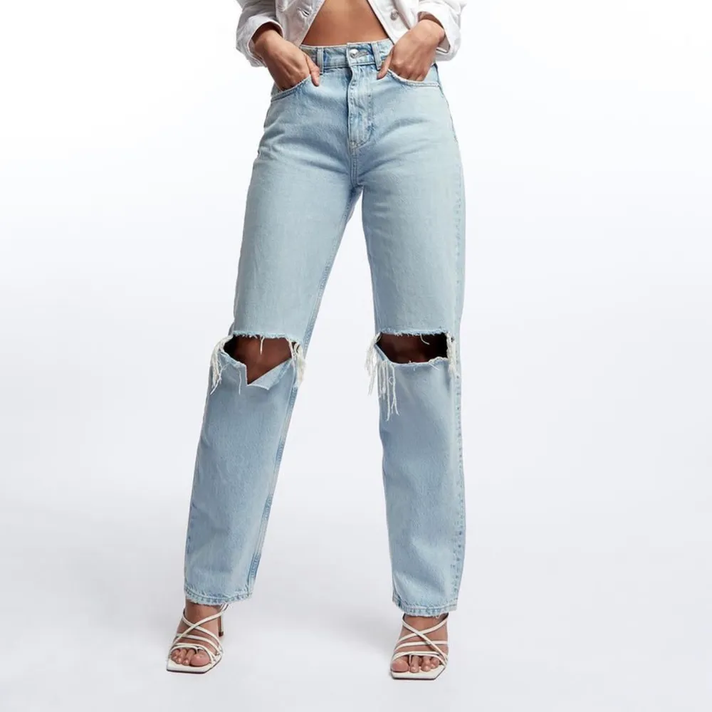 Ett par sjukt snygga och populära jeans ifrån Gina tricot. Passar alla längder. Säljes då dem är för stora för mig... Kom privat för fler bilder!. Jeans & Byxor.
