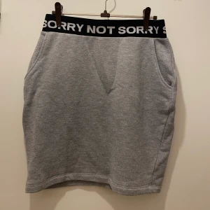 Bikbok kjol  - Grå kjol ” sorry not sorry” från bikbok med storlek S Skicka chatten vid förfrågan eller betalning.