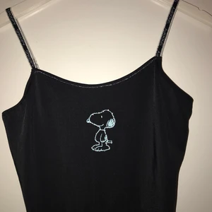 👗 Snoopy klänning!👗  - Jätte fin klänning som slutar innan knäna med fina blåa detaljer och en snobben med rhinestones. Klänningen är även oanvänd med original lappen kvar 💙🖤💙