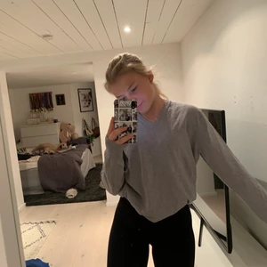 V-ringad tröja - V-ringad tröja från j.Lindeberg . Superfint material och knappt använd. Den är i storlek L så lite större. Frakt ingår 😌🤛🏽