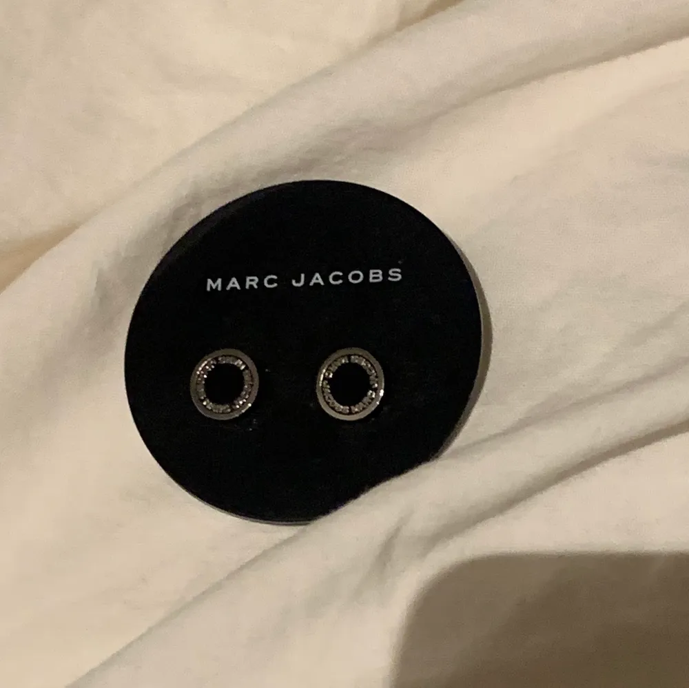 Äkta silver örhängen ifrån Marc Jacobs. Fått i present och aldrig använt. Ordinarie pris 800kr. Jag står för frakten!. Accessoarer.