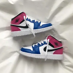 Rosa och blåa Jordan 1 mids. Tar emot bud från 1000 kr på min instagram, stainscustoms. 💞💞