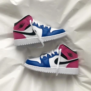 Custom Jordan mids - Rosa och blåa Jordan 1 mids. Tar emot bud från 1000 kr på min instagram, stainscustoms. 💞💞