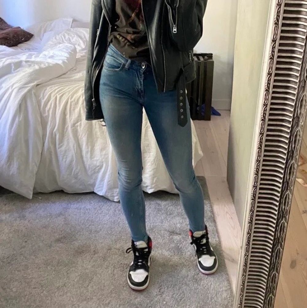 (Lånad första bild). Säljer dessa helt oanvända tiger of sweden jeans, då de tyvärr inte kommer till användning🌸 Dessa är dom perfekta jeansen då dom är sköna, sitter bra i midjan och perfekt vid rumpan! Skriv vid frågor💕 . Jeans & Byxor.