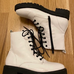 Vita kängor - Säljer pågrund av att dom inte passa! Storlek 37 jätte sköna och funkar på vintern