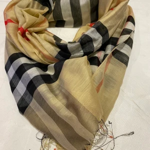 BURBERRY sjal/scarf/halsduk - En stor sjal i mjukt o tunnt material. I jättefint skick! I originalfärg med den klassiska rutan. Fejk. Frakt till kommer 44:-