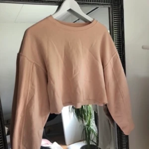 Croppad collagetröja - Snygg croppad tröja i fin rosa färg💞