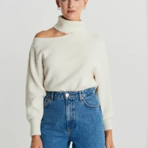 Stickad tröja sholder topp  - Helt oanvänd med priprislappen kvar. Du står för frakten 