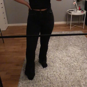 Bootcutjeans från Nelly  - Supersnygga svarta bootcutjeans från Nelly i storlek s. Dom är super stretchiga och sitter så himla fint på kroppen! Jag har ingen användning av dessa längre därför säljer jag dom vidare! Som ni ser på sista bilden är dom uppsydda. Jag är 163cm lång men dom är lite för långa för mig! Nytt pris c.a. 499kr