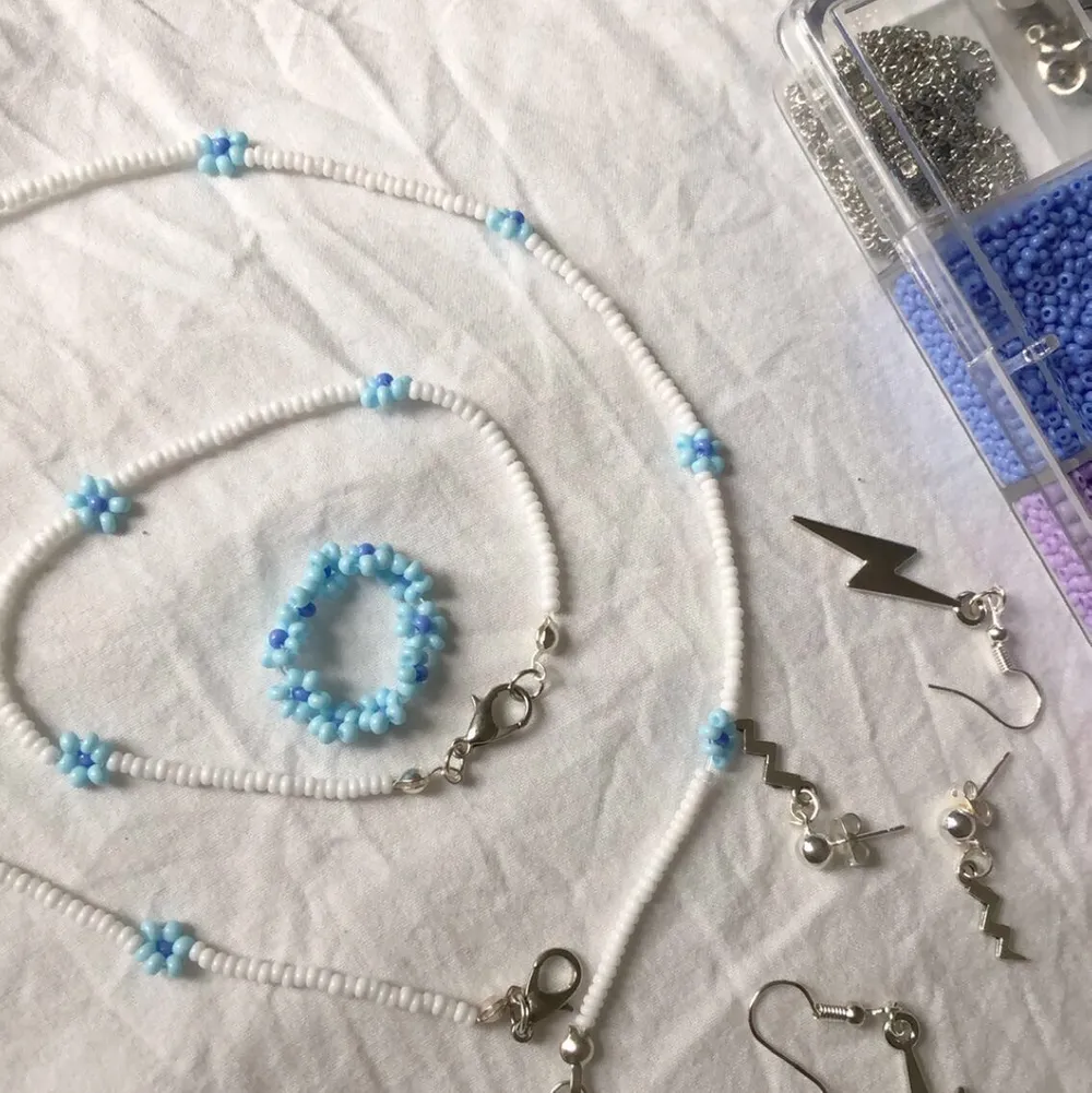 Hemmagjorda matchande smycken med blåa blommor💙 Ring 39kr, halsband 69kr, armband 59kr! Går att specialbeställa, se sista bilden för armband med fler blommor. Accessoarer.