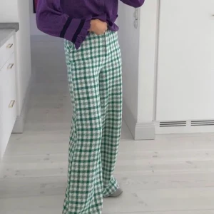 Zara byxor rutiga - Säljer mina supersnygga svartvita (se bild 2) raka byxor från Zara! Säljer då det är för långa för mig som är 162❣️ köparen står för frakten;))))