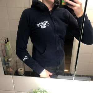 Svea stl xs🦋 - Marinblå huvtröja från Svea💙 stl xs men passar även en s🦋 i bra skick. köparen står för frakt 