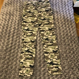 Högmidjade jeggings från H&M - Stretchigt materil. Använda vid ett fåtal tillfällen. Kommer inte exakt ihåg vad de kostade när jag köpte de men har för mig att de kostade 199 eller 299kr. Lite mer än 2 år gamla