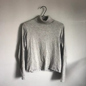 Polotröja - Säljer denna gråa polotröjan som jag inte vet vart den kommer ifrån. Riktigt mjukt och härligt material. Säljer pga för liten och inte min stil. 💞✨👍🏼🙌🏼🤛🏼