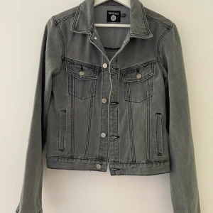 Grå jeans jacka - Supersnygg grå jeansjacka, storlek 38 men passar även 34-36 också. 