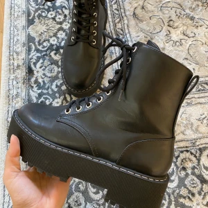 Boots med platå från HM - Använda en gång så i nyskick, nypris 349 jag säljer för 350 inkl frakt då de är som nya!
