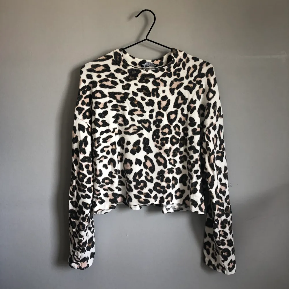 Säljer denna leopard-tröjan ifrån Bershka i storlek S. Använd 2 ggr endast!! 🐆✨💞 väldigt mjuk & skön. Tröjor & Koftor.