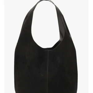 Intressekoll på min oanvända väska! - Fin i mocka, ca 40cm lång. Jättesmidig och bra till skolan. Buda om intresserade buda minst med 10kr över! Sätter datum när folk börjar buda