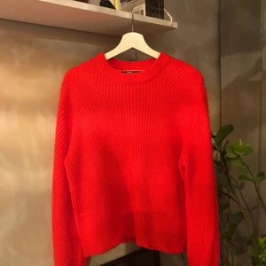 Röd stickad tröja strl M - Klarröd stickad tröja i mycket fint skick då den endast använts ett fåtal gånger. Säljer då jag inte passa så bra i färgen. Fina detaljer på ärmarna. Gratis frakt