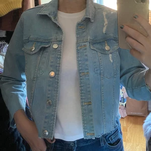 Cropped jeansjacka - Croppad jeansjacka från Gina tricot. Använd 2-3 gånger är i nyskick. Storlek M men passar även S🧚🏼 skriv i dm vid intresse eller frågor💗