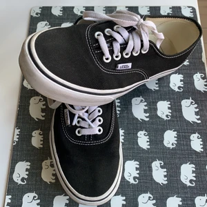 Vans Authentic Shoes storlek 38,5 - Väldigt sparsamt använda. Passar en 38.Köparen betalt frakten