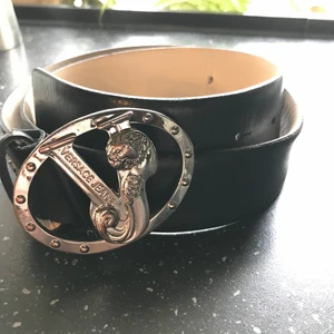 Versace - Säljer mitt välanvända Versace skärp. Jag har gjort två extra hål i skärpet därav priset :)) 