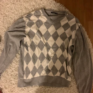 Argyle tröja - As najs grå argyle sweater! Storlek L typ så sitter overzied men skit snyggt🔥🔥