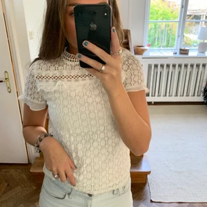 Vit blus - Säljer den här vita söta blusen från Petite Paris. Den är nästan helt oanvänd då den sitter lite tight på mig. (Frakt tillkommer) Hör av er om ni är intresserade!
