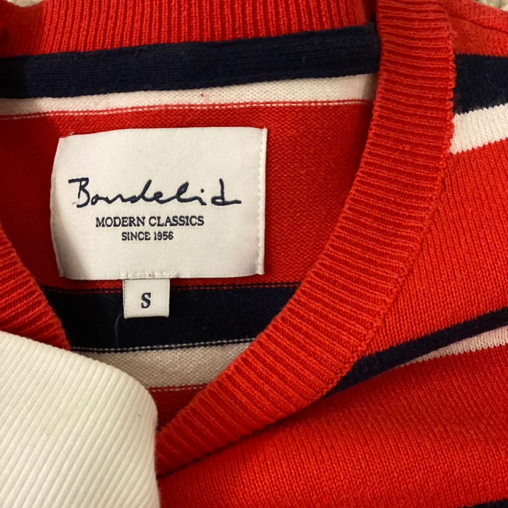 Röd, blå, vit randig tröja med volanger på axlarna. Använd typ en gång. Tröjor & Koftor.