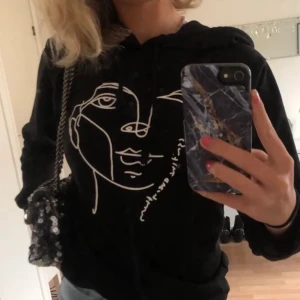Hoodie - Säljer min svarta hoodie med motiv, bra skick❤️ frakt ingår inte!!