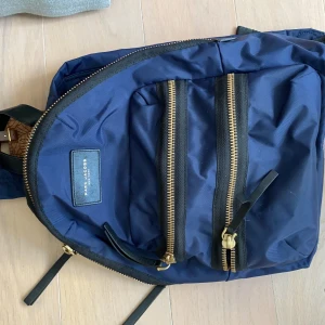 Marc Jacobs ryggsäck - Ryggsäck från Marc Jacobs i fint skick!! Passar perfekt till skolan, jobbet eller till något helt annat. Nypris 2500kr. Köpar står för eventuell frakt.