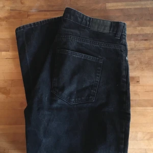 Svarta jeans från Weekday VOYAGE W32 - Jeans från Weekday i modellen VOYAGE W32 L26. Frakt är inkluderat i priset :-)