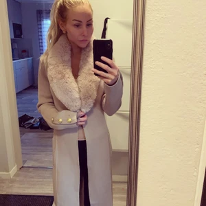 Chara Forti Kappa - Oanvänd kappa i storlek xs. Men en s kan ha den. Den är så fin, men har aldrig haft tillfälle att ha den. Pälsen är inte äkta men super mjuk. Fin höst kappa