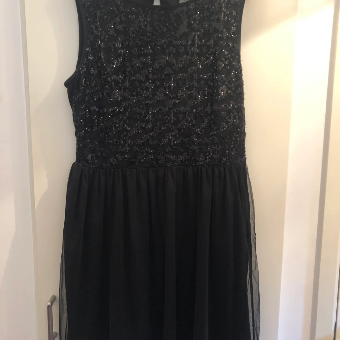 Svart paljetklänning