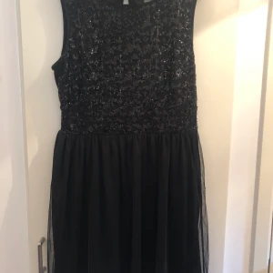 Svart paljetklänning - Kort klänning med paljetter. Använd en gång. Ordinarie pris 300 kr. Buda i kommentarerna så skriver jag privat till den med bäst pris. Leverans om i närheten men om frakt betalar köparen. 