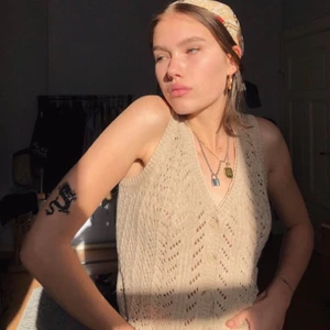 SNYGG STICKAD VÄST - Säljer min underbara coola stickade väst. Den är min mammas egentligen så vet ej var den är köpt.