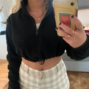 Half-zip från asos - Knappt använd🖤 Står storlek 40 men den är otroligt liten i storlek så skulle säga XS-M beroende på hur man vill att den sitter!!