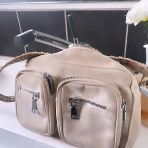 Beige Noella väska - Jättefin beige Noella väska som inte kommer till användning längre. Säljer för 250kr 💖 köparen står för frakt 