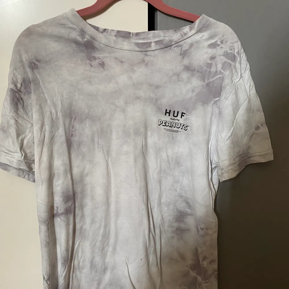 En tshirt från Huf i fint skick, knappt använd! Köpt i USA, limited edition! ❤️. T-shirts.