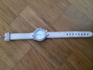  - Damklocka från Tommy Hilfiger. Vackert ur med stenar. Nypris ca 1300:-