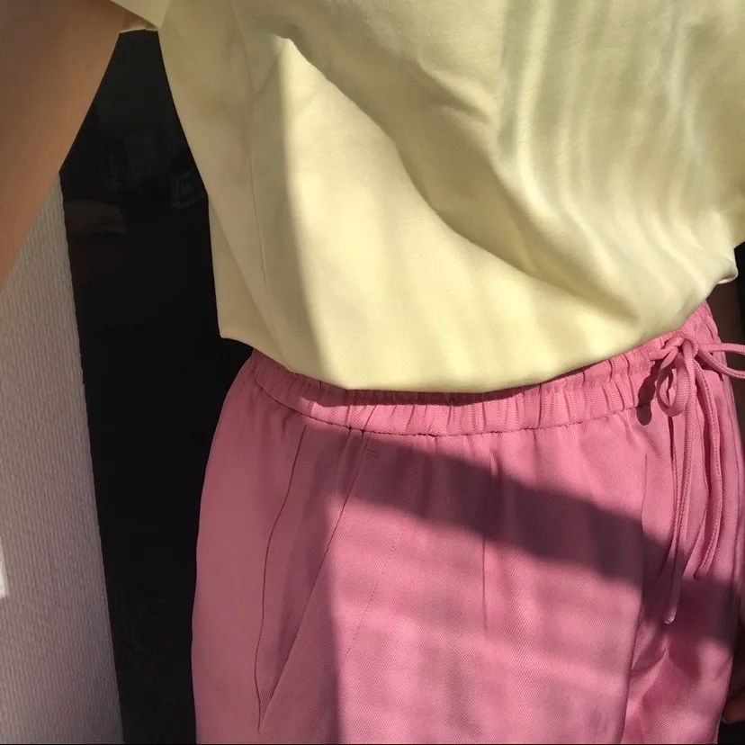 Rosa shorts från Arket med gummiband + knyt i midjan. Supersköna och snygga men har bara blivit använda av mig ett par gånger :((( passar storlek 34-36. Köparen står för frakt!. Shorts.