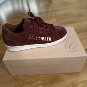 Helt nya sneakers från Scorett - K.cobler  - Nypris: 799 kr. Skorna är helt nya och köpta på Scorett. Dessvärre har de aldrig kommit till användning. (Kommer i orginalkartong) 